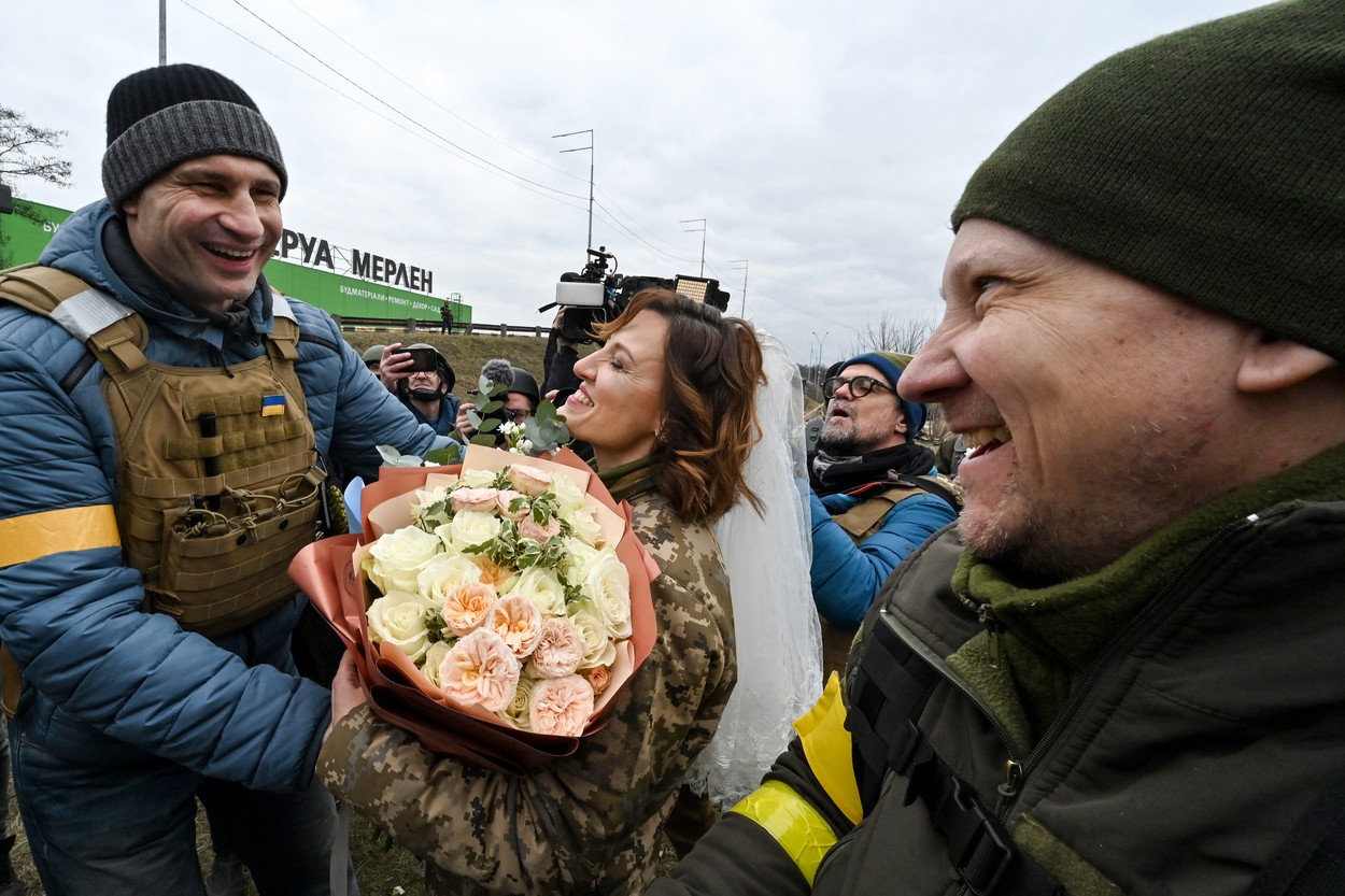 Mireasa a primit încurajări și felicitări de la soldații ucraineni