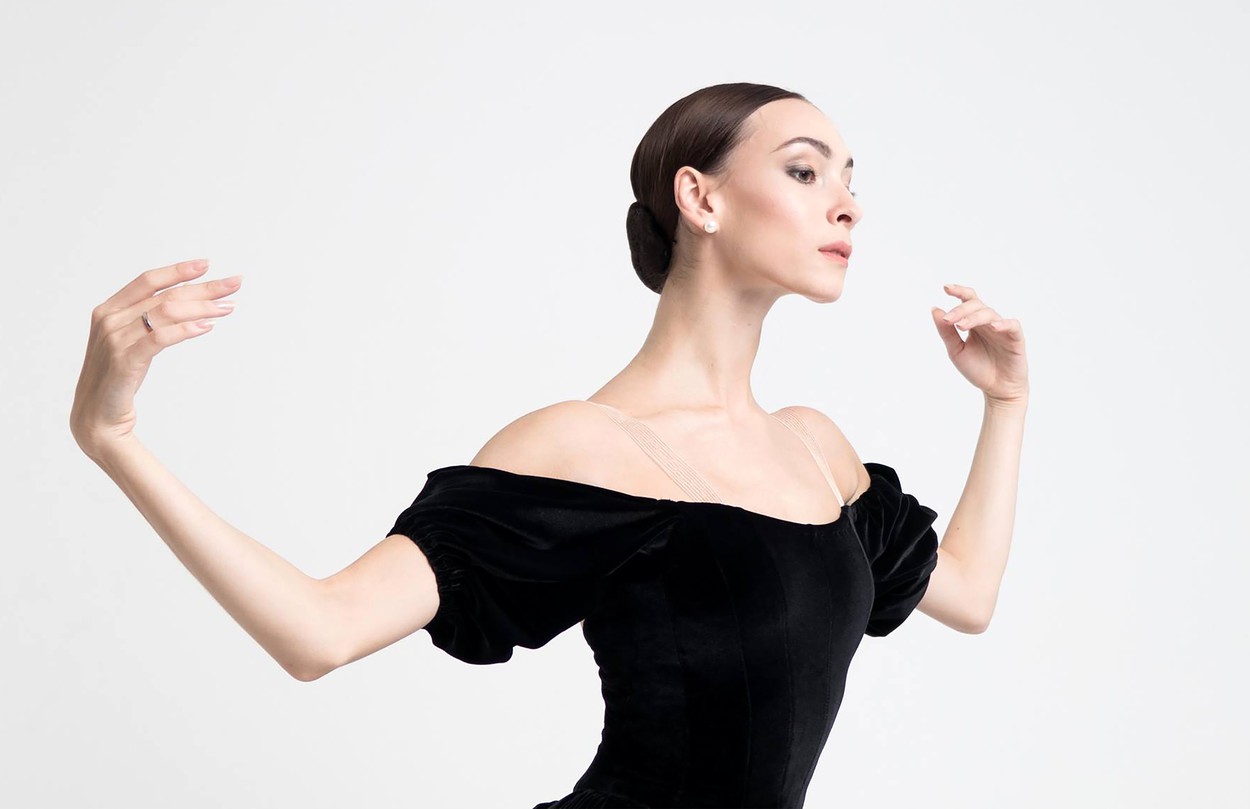 Olga Smirnova, fotografie de prezentate, în postura clasică de balerină