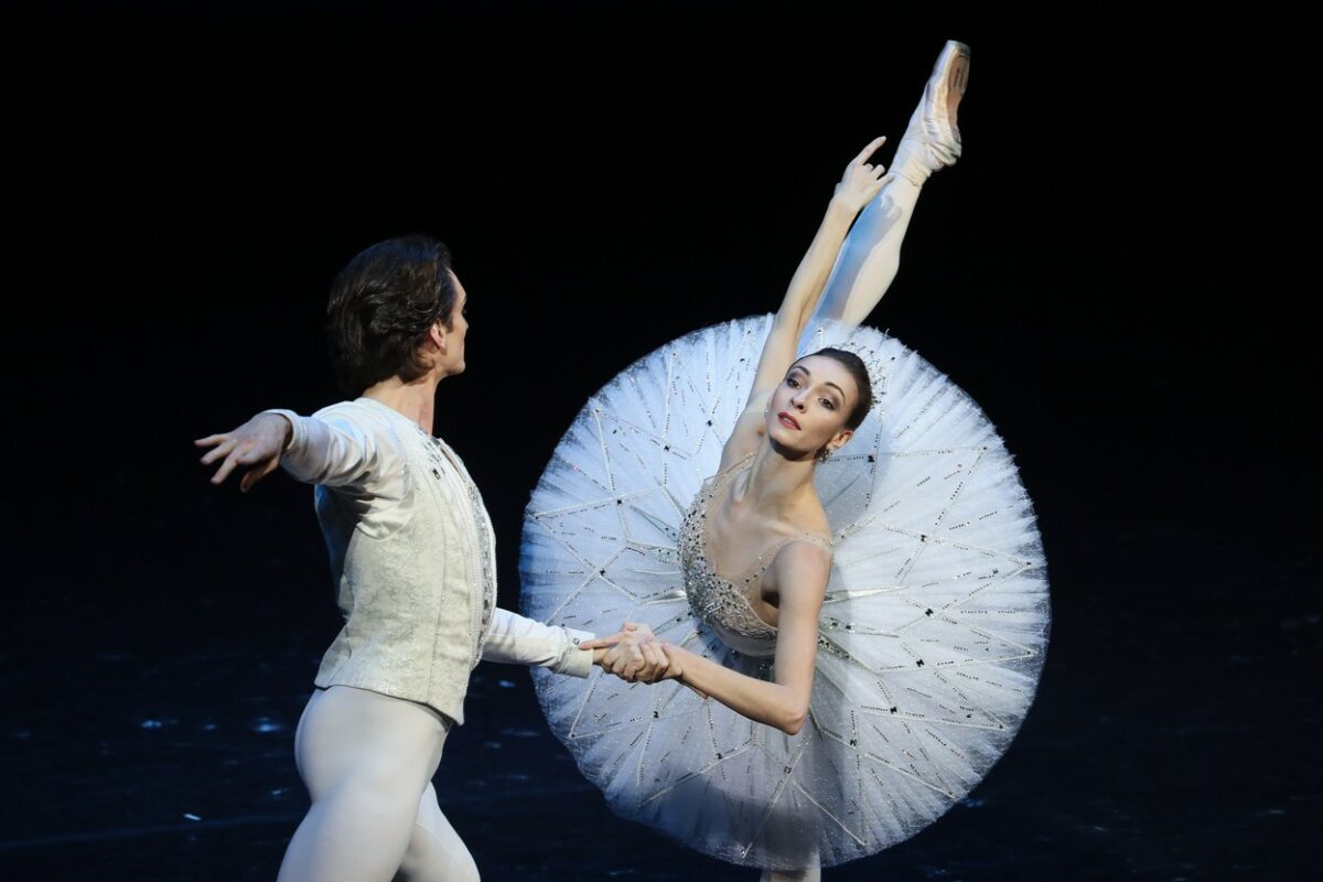 Olga Smirnova, alături de un coleg, pe scena unei săli de balet din Rusia