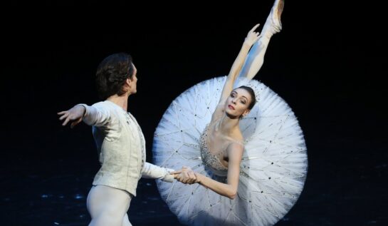 Olga Smirnova, alături de un coleg, pe scena unei săli de balet din Rusia