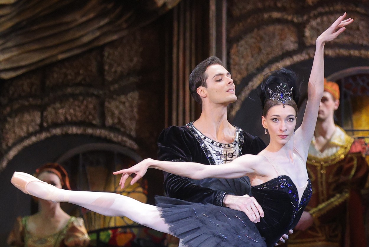 Olga Smirnova, alături de un coleg pe scenă, executând un spectacol de balet