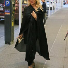 Pamela Anderson, într-o rochie lungă, neagră, elegantă, pe stradă în New York