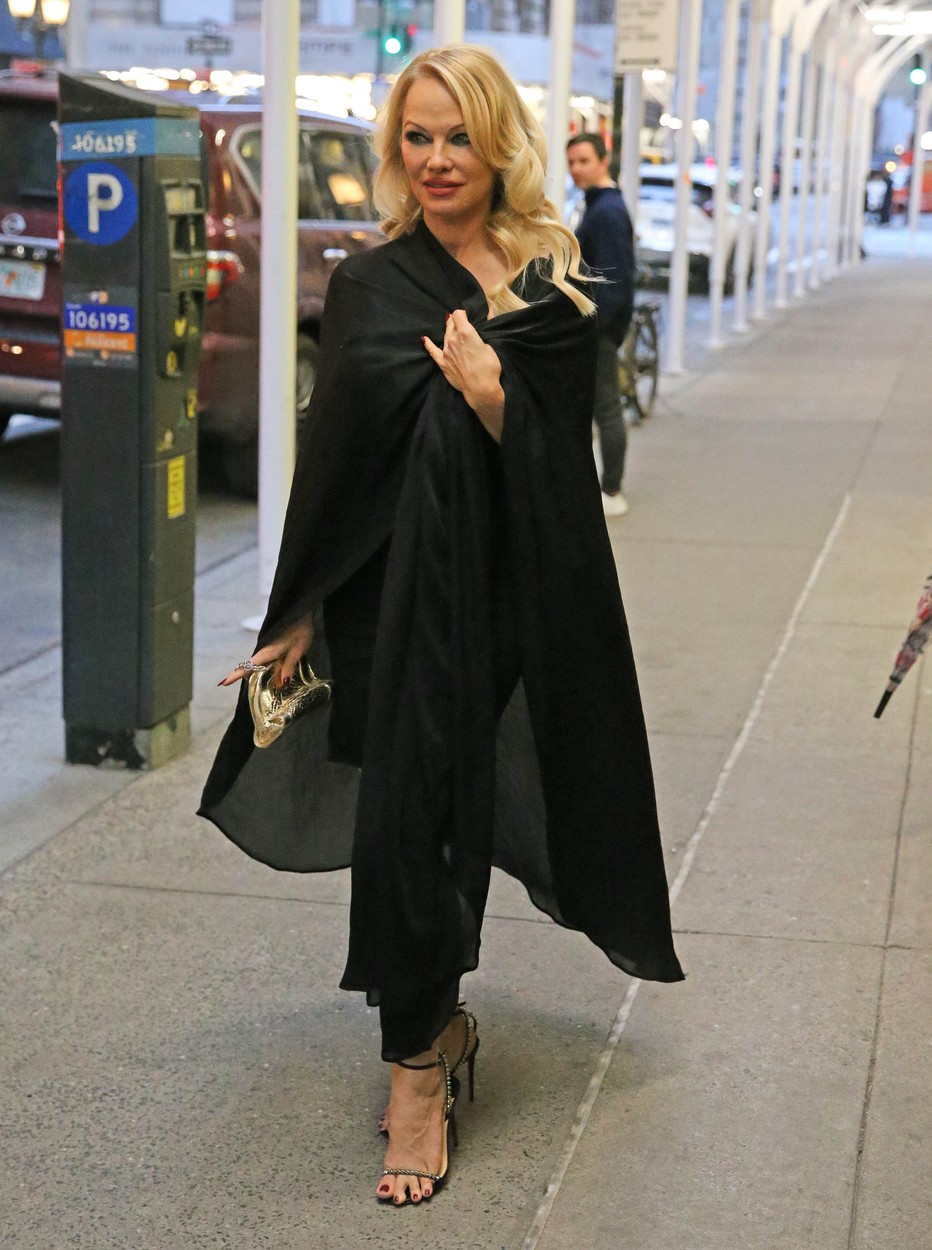 Pamela Anderson, într-o rochie lungă, neagră, elegantă, pe stradă în New York