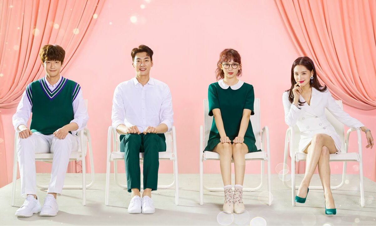 Cele patru personaje principale din serialul The Secret Life Of My Secretary stau pe scaune albe, într-un decor cu draperii roz.