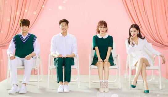 Cele patru personaje principale din serialul The Secret Life Of My Secretary stau pe scaune albe, într-un decor cu draperii roz.