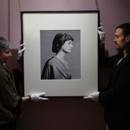 Portretul Prințesei Diana în timp ce este atârnat pe perete la o expoziție găzguită la Palatul Kensington