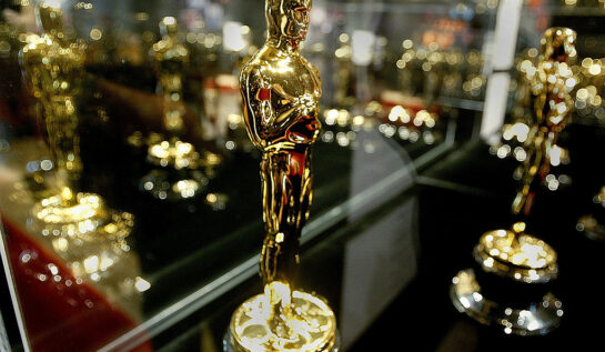 Imagine cu trofeul de la Premiile Oscar