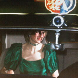 Prințesa Diana, într-o rochie verde smarald, cu umeri supradimensionați