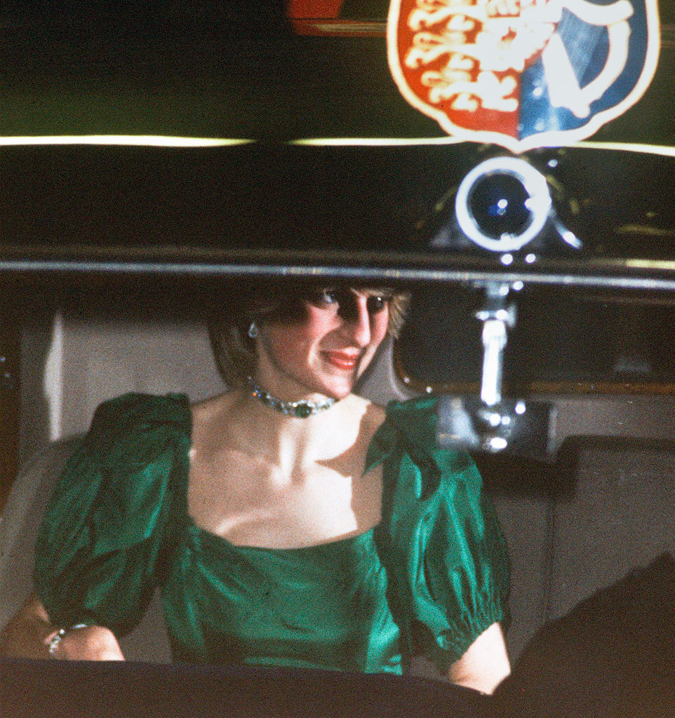 Prințesa Diana, într-o rochie verde smarald, cu umeri supradimensionați