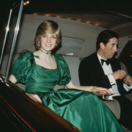 Prințesa Diana și Prințul Charles într-o mașină, la o petrecere dată în cinstea logodnei lor