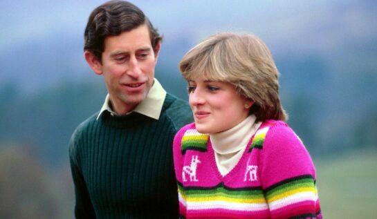 Prințesa Diana, într-un pulovăr roz, alături de Prințul Charles