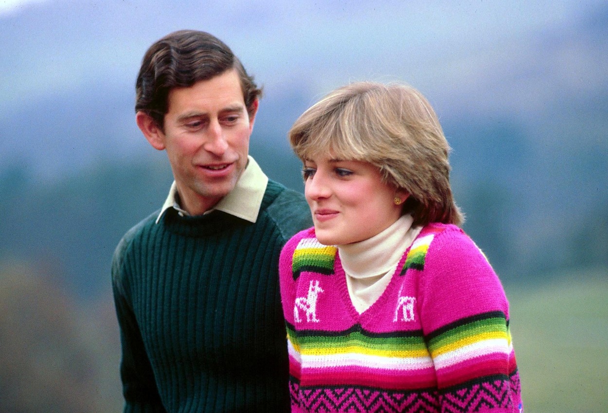 Prințesa Diana, într-un pulovăr roz, alături de Prințul Charles