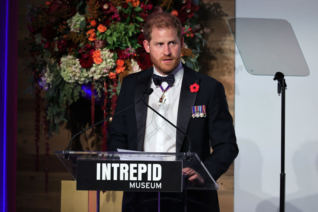 Prințul Harry ține un discurs la Freedom Gala, în haine elegante