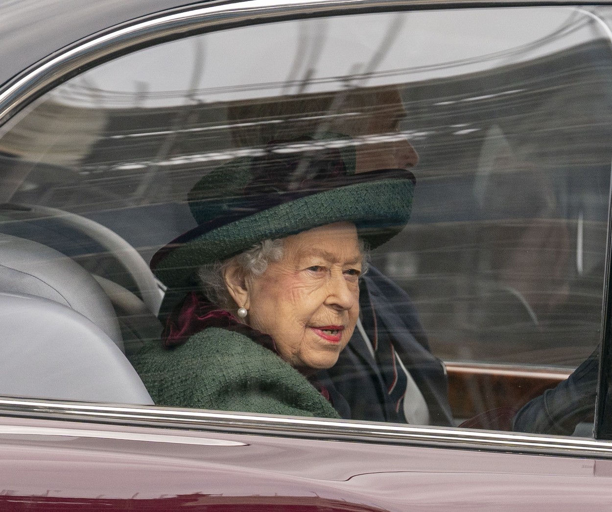 Regina Elisabeta, în ținută verde, la slujba de comemorare în memoria Prințului Philip