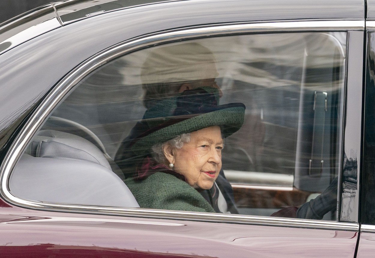 Regina Elisabeta, în mașină, la Westminster Abbey