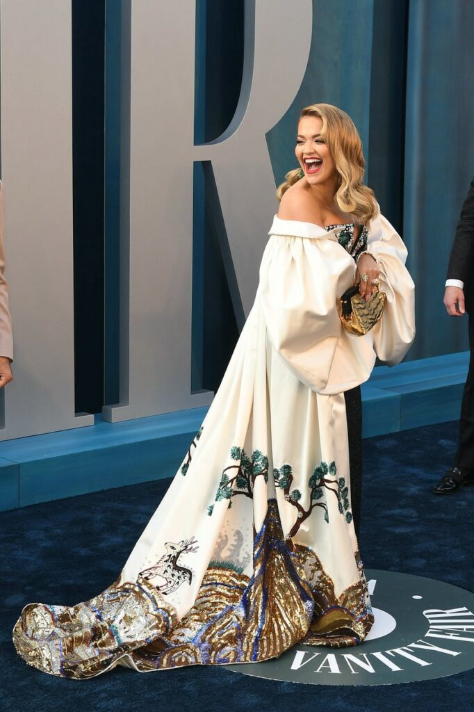 Rita Ora, într-o rochie cu trenă, la petrecerea Vanity Fair 2022