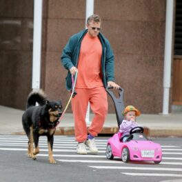 Micuțul Sylvester, la plimbare cu tatăl său, într-o mașinuță roz