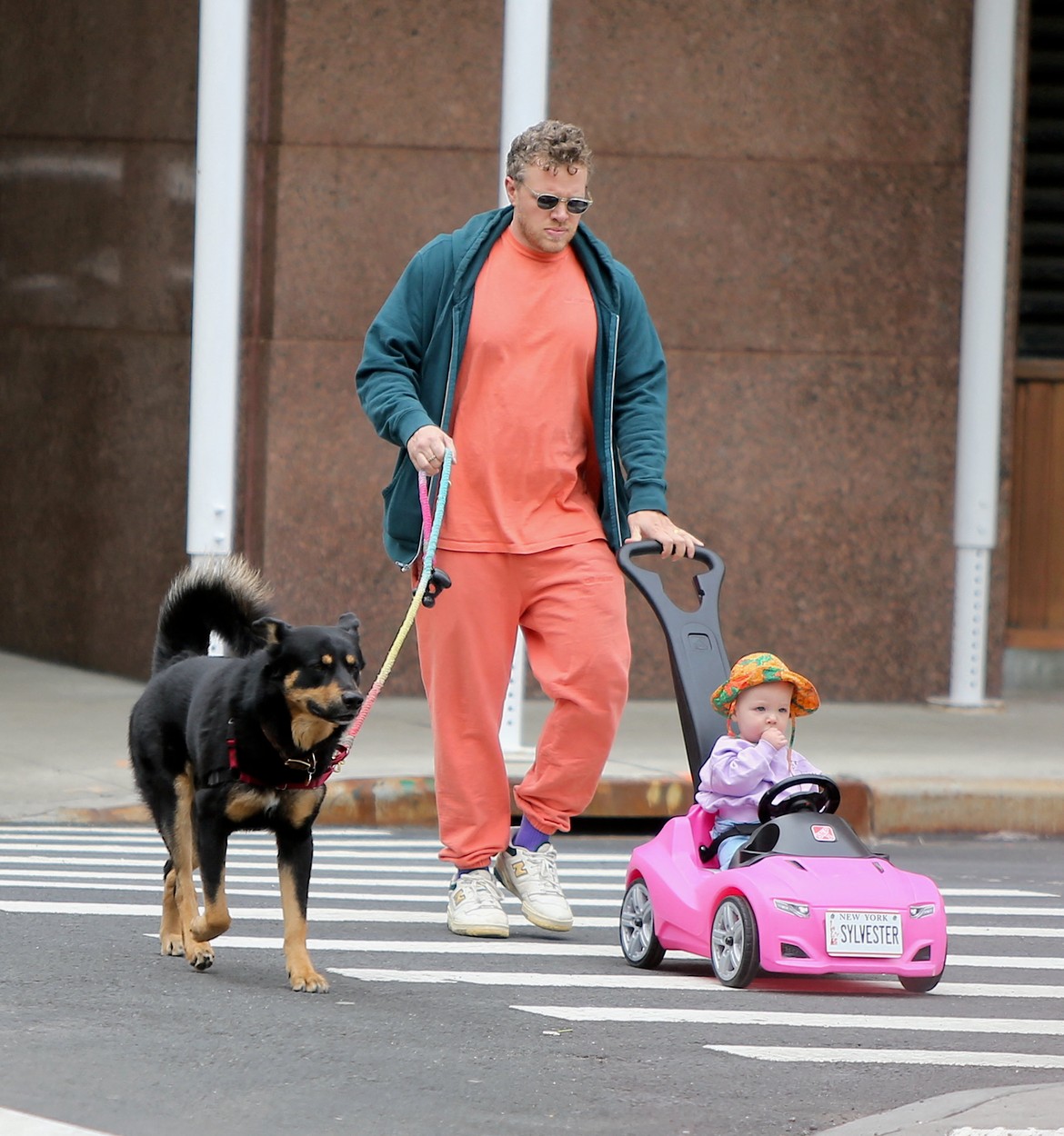 Micuțul Sylvester, la plimbare cu tatăl său, într-o mașinuță roz