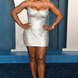 Serena Williams, într-o rochie scurtă, argintie, la Petrecerea Vanity Fair 2022