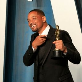 Will Smith, cu trofeul de la Oscar în mână, la petrecerea Vanity Fair
