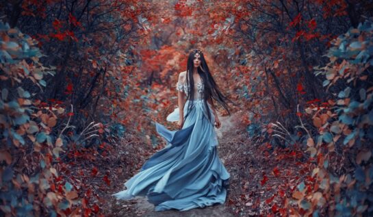 O femeie frumoasă într-o rochie albastră care se află într-o pădure pentru a reărezenta cele trei zodii ghinioniste în ziua de 19 martie 2022