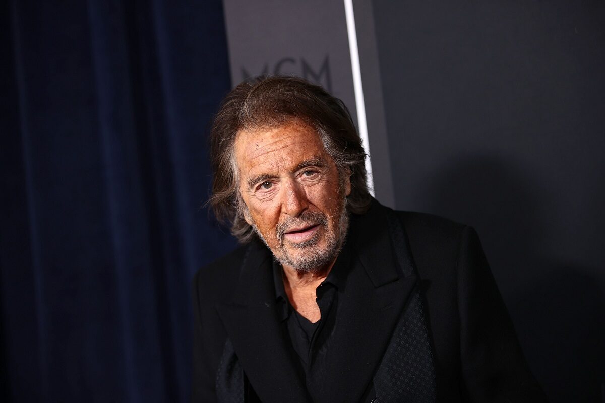 Al Pacino înmbrăcat la costum în timp ce ia parte la premiera filmului House of Gucci de la New York