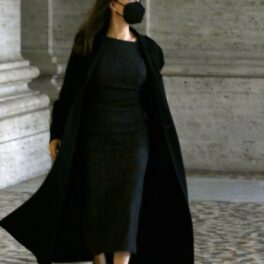 Angelina Jolie a purtat o rochie elegantă neagră peste care a asortat un palton lung în cadrul vizitei pe care a făcut-o în Roma