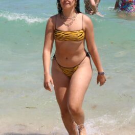 Camila Cabello purtând un costum de baie din nouă piese pe o plajă din Miamai