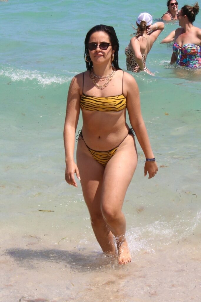 Camila Cabello purtând un costum de baie din nouă piese pe o plajă din Miamai