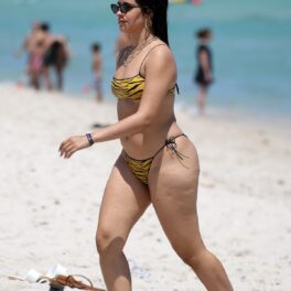 Camila Cabello într-un costum de baie din două piese în timp ce se plimbă pe o plajă din Miami