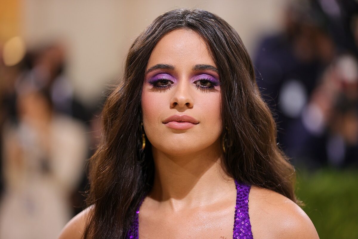 Portret al artistei Camila Cabello în timp ce pozează pe covorul roșu la Met Gala 2021
