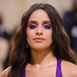 Portret al artistei Camila Cabello în timp ce pozează pe covorul roșu la Met Gala 2021