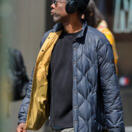 Chris Rock într-o jachetă neagră în timp ce se plimbă pe străzile din New York