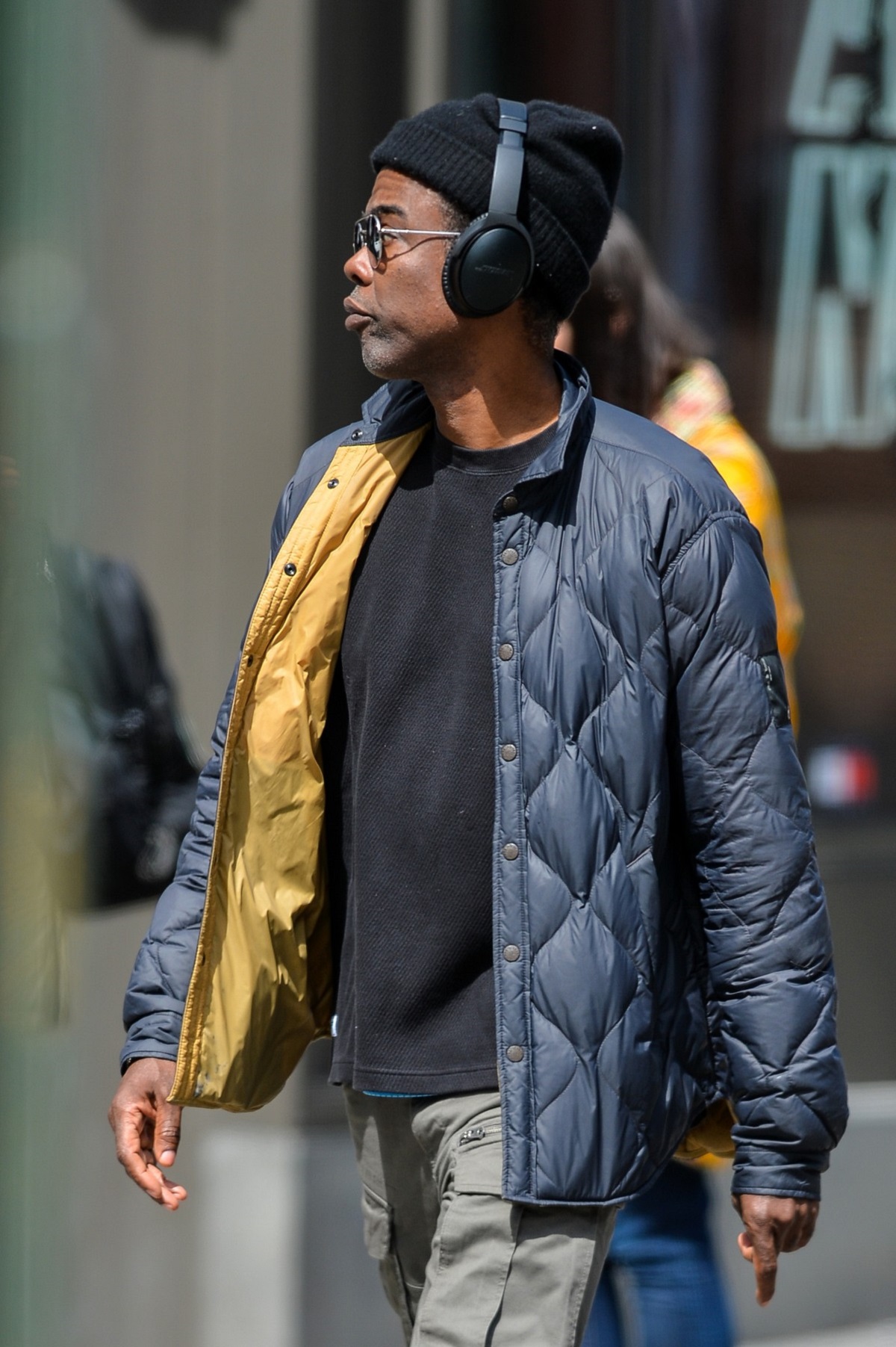 Chris Rock într-o jachetă neagră în timp ce se plimbă pe străzile din New York