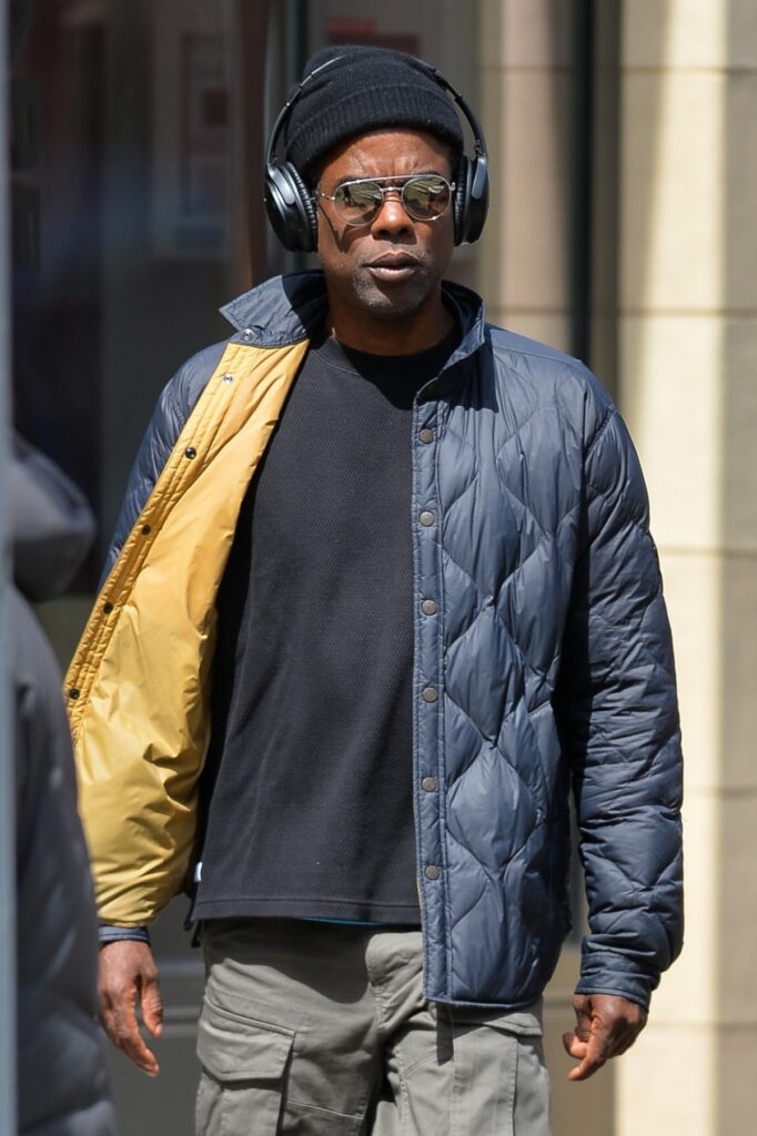 Primele imagini cu Chris Rock care se plimbă pe străzile din New York după ce a fost lovit de Will Smith la Premiile Oscar 2022