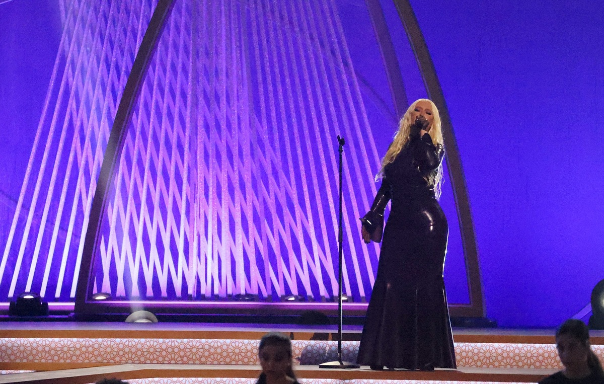 Christina Aguilera într-o rochie neagră din latex în timpul concertului pe care l-a susținut în Dubai