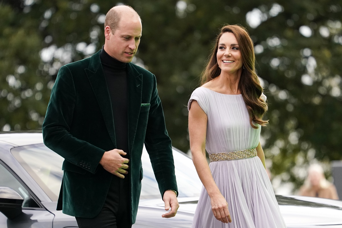 Prințul William îmbrăcat într-un costum verde alături de Kate Middleton care paortă o rochie albă în timp ce iau parte la Earthshot 2021