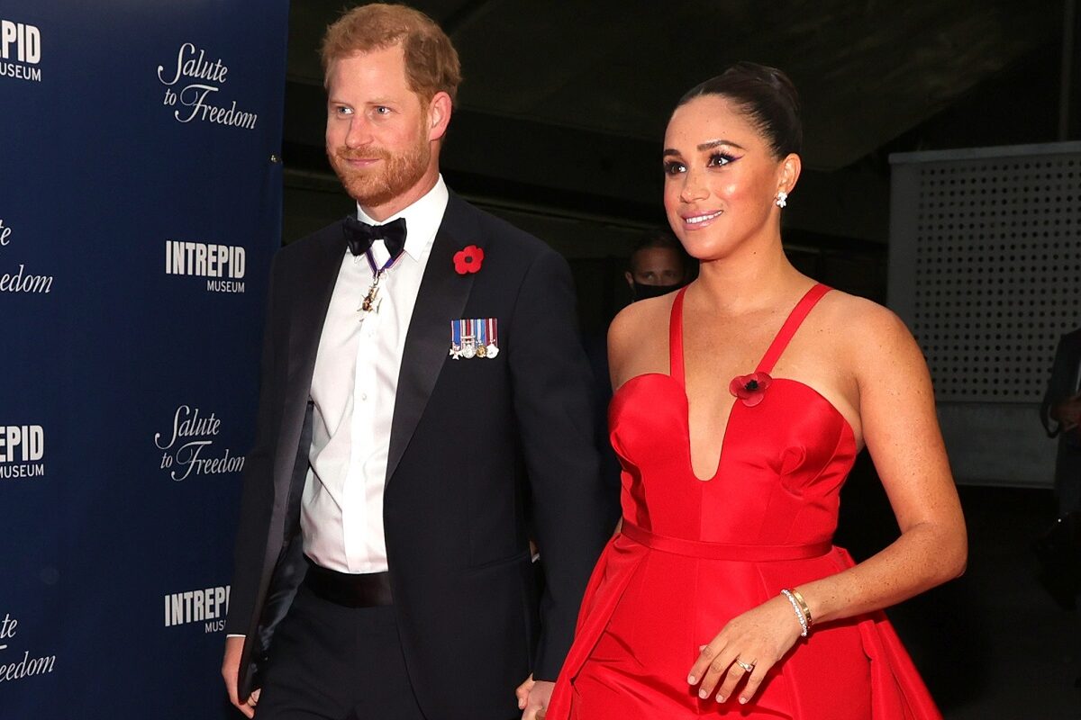 Prințul Harry la costum alături de Meghan Markle într-o rochie roșie