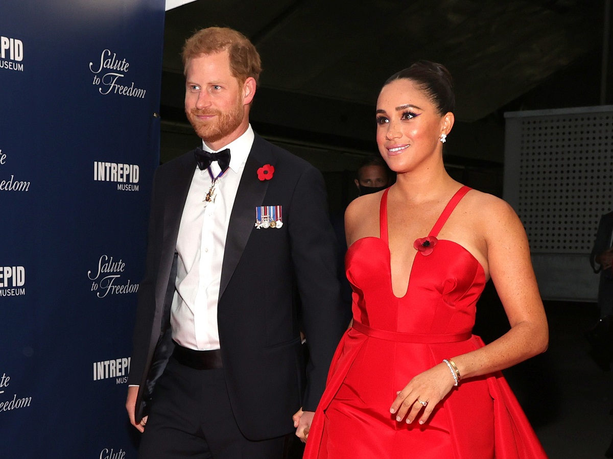 Prințul Harry la costum alături de Meghan Markle într-o rochie roșie