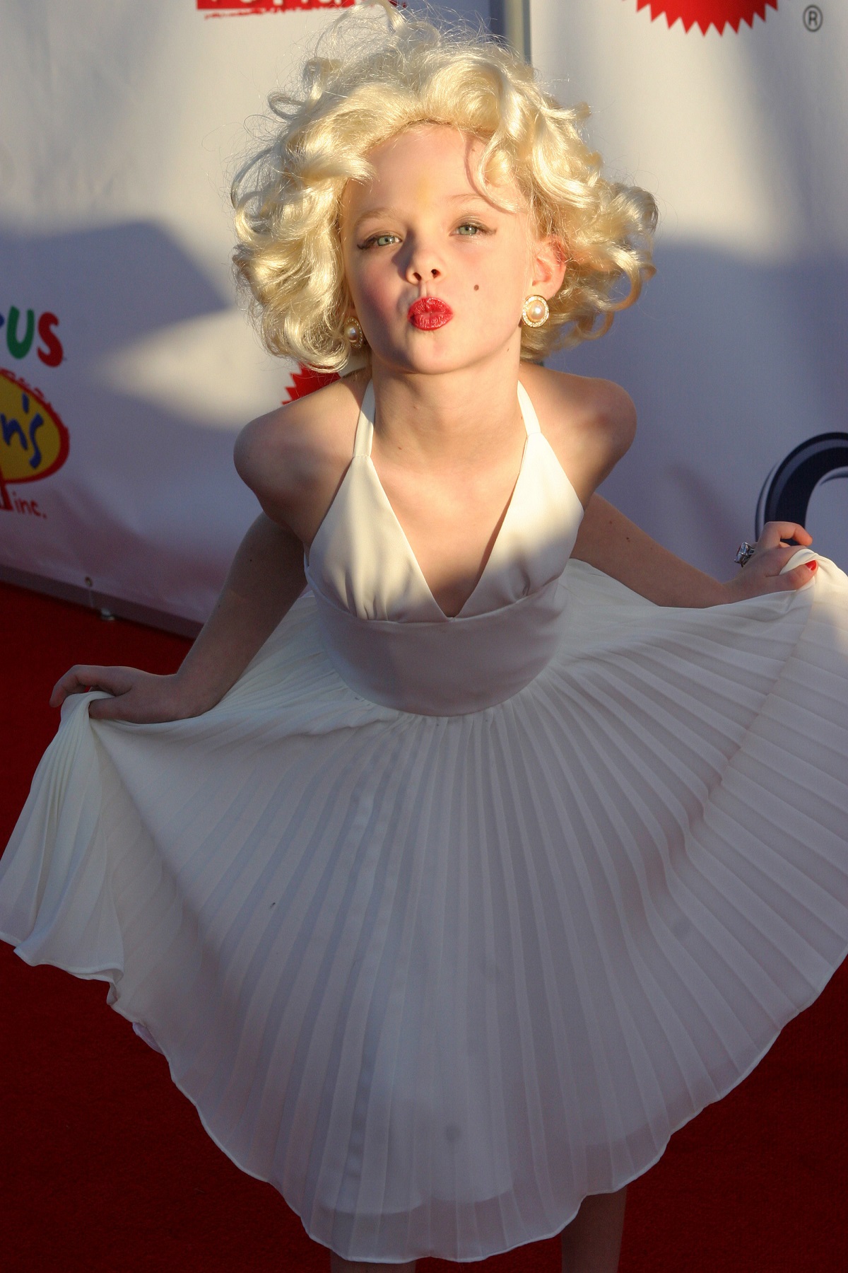 Elle Fanning costumată ca actrița Marilyne Monroe pe covorul roșu