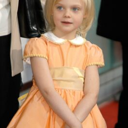 Elle Fanning îmbrăcată într-o rochie portocalie în copilărie