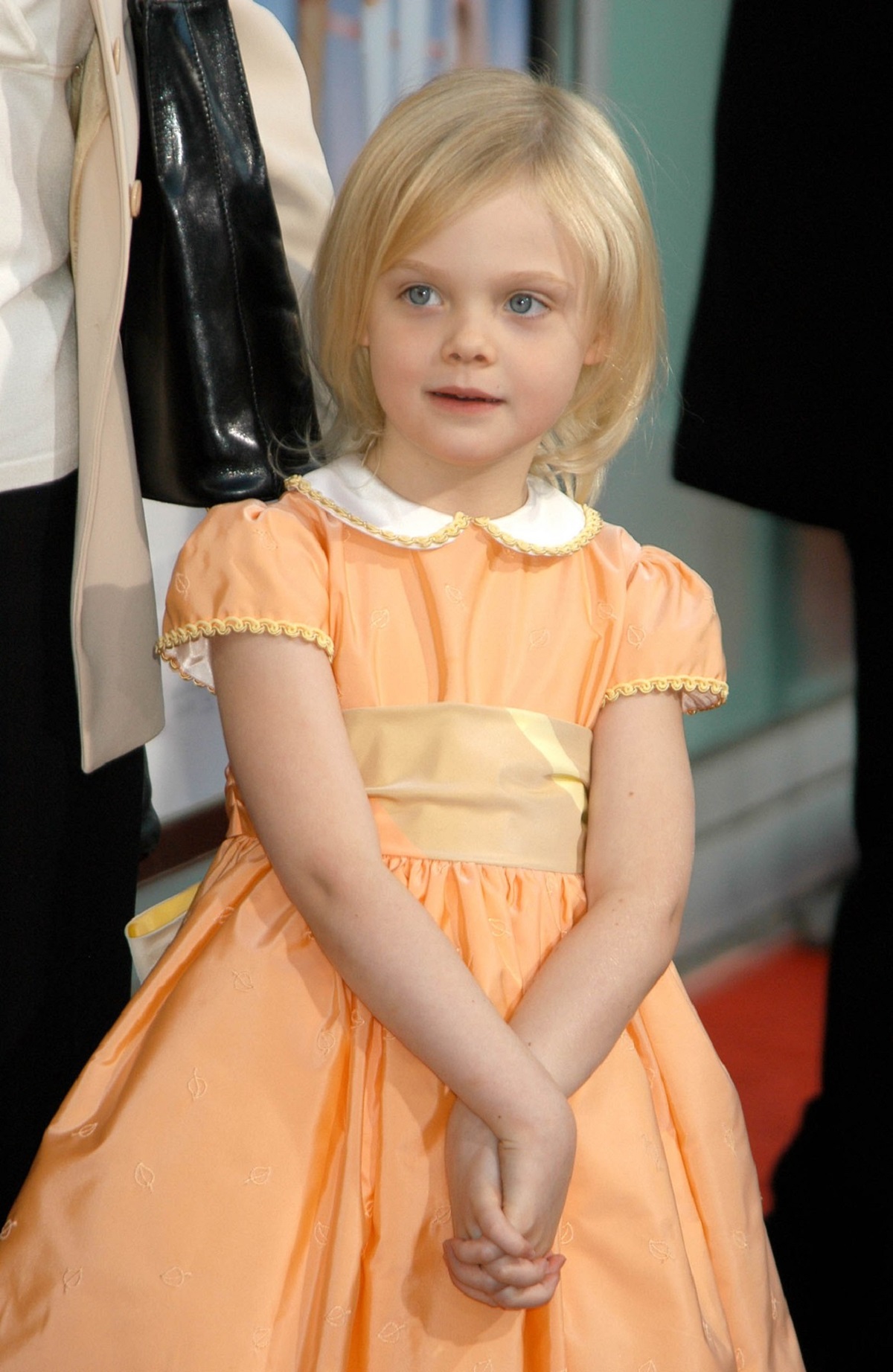 Elle Fanning îmbrăcată într-o rochie portocalie în copilărie