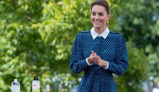 Kate Middleton într-o rochie albastră cu buline la un eveniment oficial