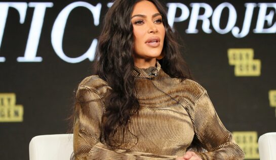 Kim kardashian într-o bluză cu guler în timp ce ia parte la emisiunea the justice project în 2020