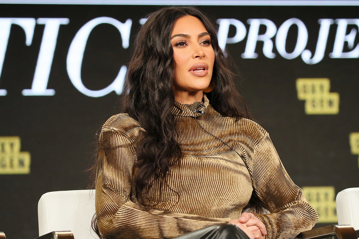 Kim kardashian într-o bluză cu guler în timp ce ia parte la emisiunea the justice project în 2020