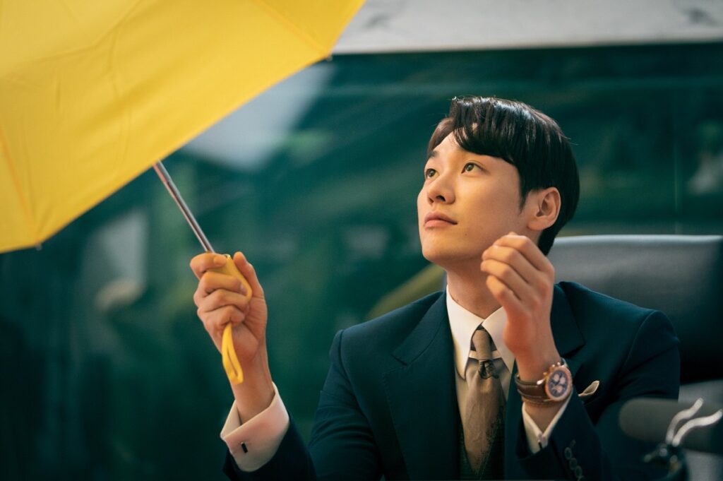Kim Young Kang în rolul lui Do Min-Ik în timp ce șine o umbrelă galbenă într-o scenă din serialul coreean The Secret Life of My Secretary