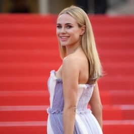 Kimberley Garner într-o rochie lungă la Festivalul de Film de la Cannes 2021