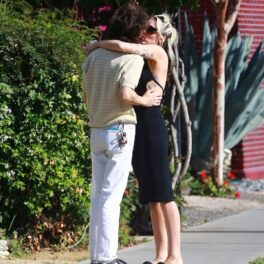 Miley Cyrus și Maxx Morando au fost surpinși în ipostaze tandre în timp ce se sărutau pe străzile de la Hollywood