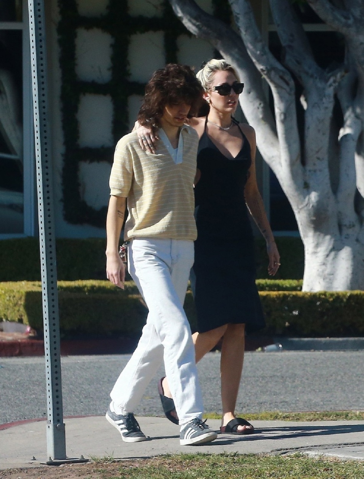 Miley Cyrus și Maxx Morando în timp e se plimbă împreună pe străzile de la Hollywood
