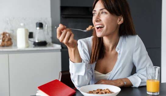 Obiceiuri alimentare la micul dejun care pot preveni apariția demenței. Ce spun cele mai recente cercetări ale specialiștilor